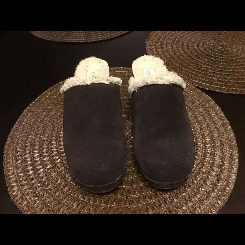 Women's Crocs Sarah Mules Clogs Sz W7 Brown Suede - Picture 2 of 7